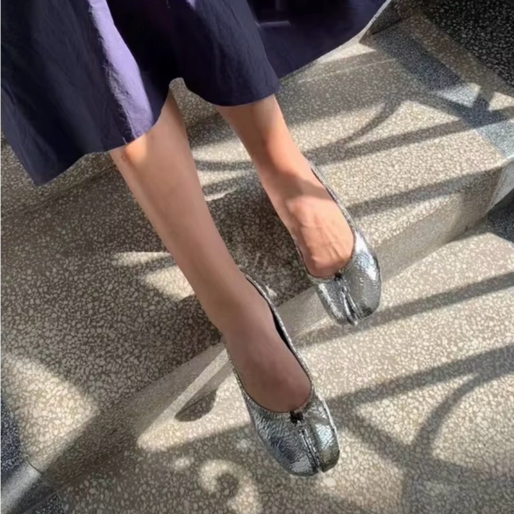 Ballet Tabi Flats in Olive Green Velvet - Picture 2 of 8